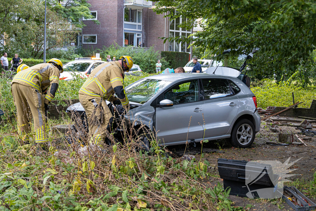 Ravage nadat auto van weg raakt en crasht