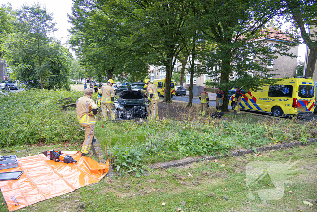 Ravage nadat auto van weg raakt en crasht