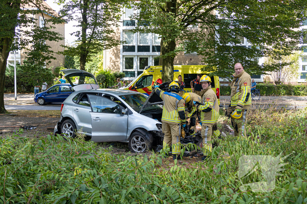 Ravage nadat auto van weg raakt en crasht