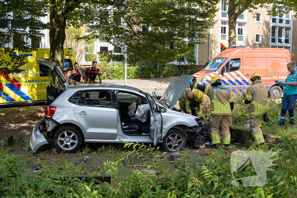 Ravage nadat auto van weg raakt en crasht