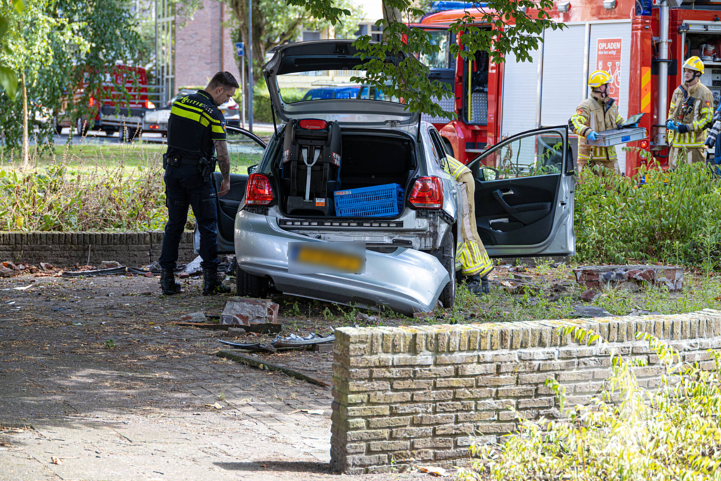 Ravage nadat auto van weg raakt en crasht