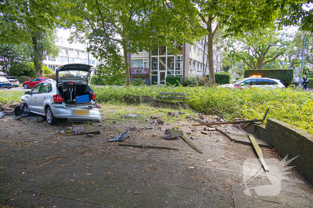 Ravage nadat auto van weg raakt en crasht