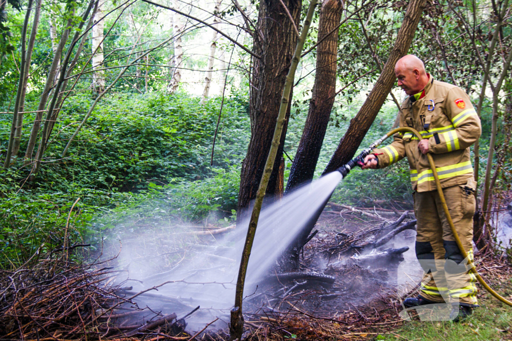 Brand in bosschage snel onder controle