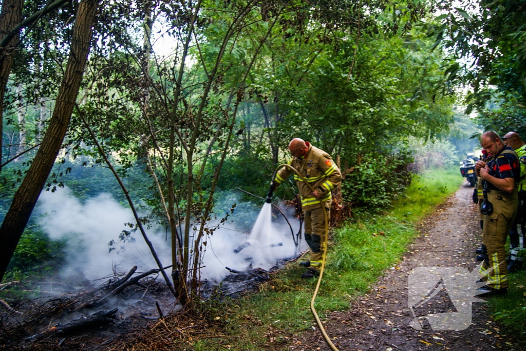 Brand in bosschage snel onder controle