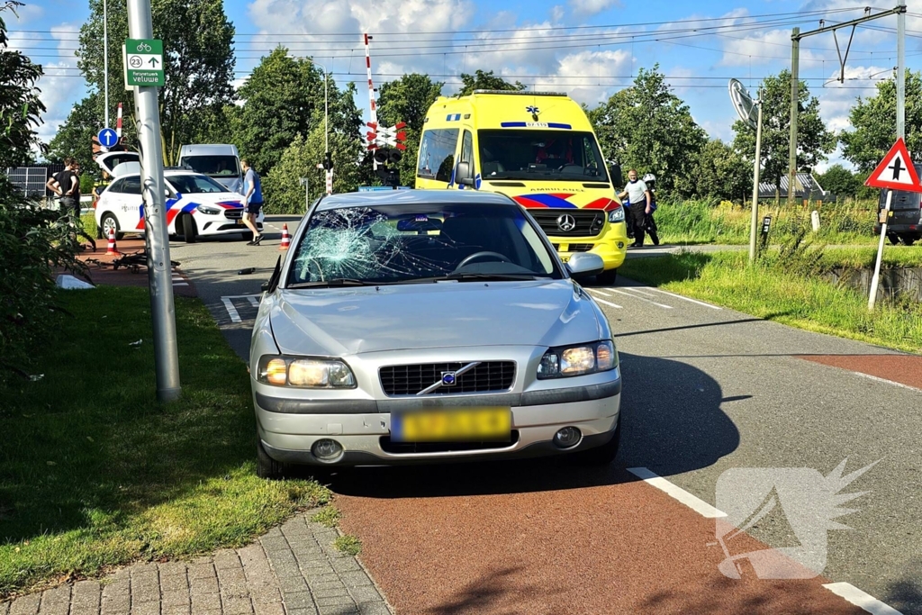 Fietser klapt op voorruit van auto