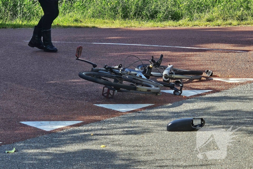 Fietser klapt op voorruit van auto