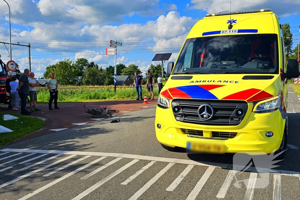 Fietser klapt op voorruit van auto