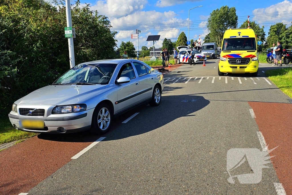 Fietser klapt op voorruit van auto