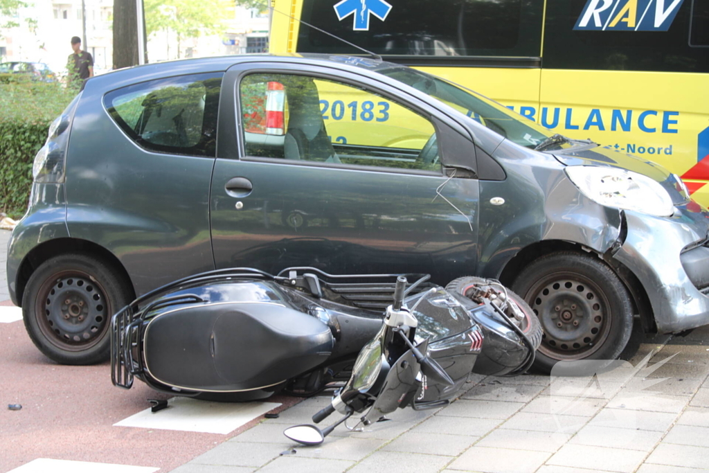 Automobilist schept scooterrijder