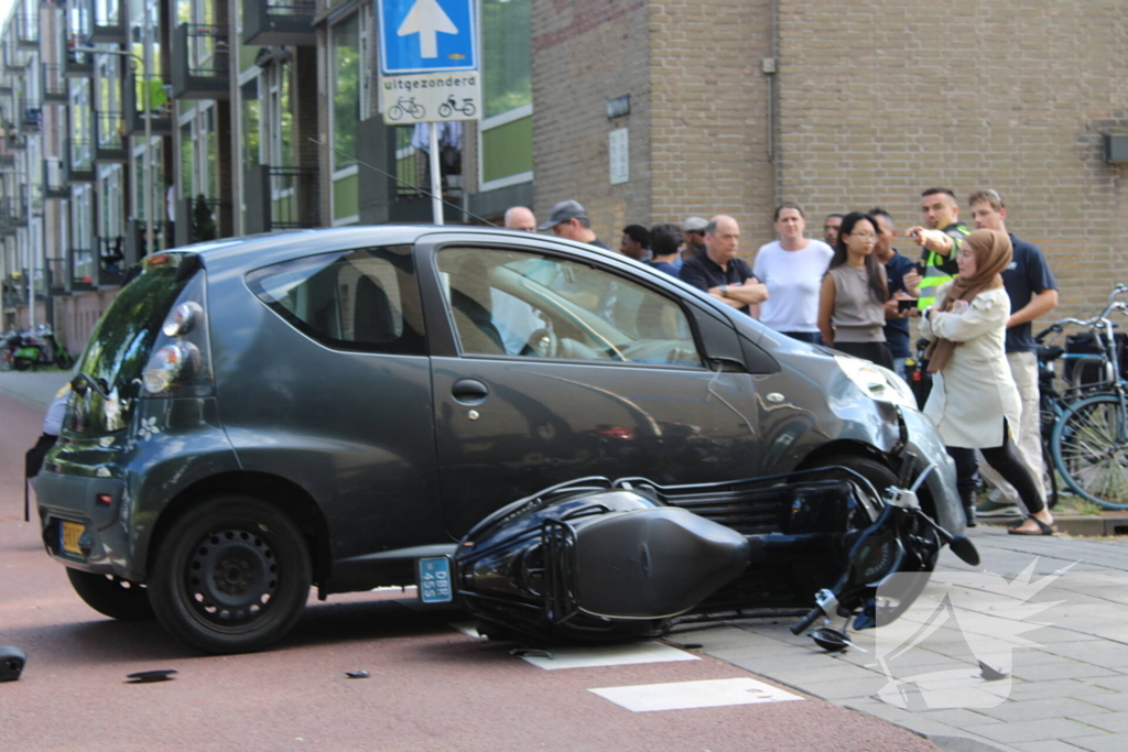 Automobilist schept scooterrijder