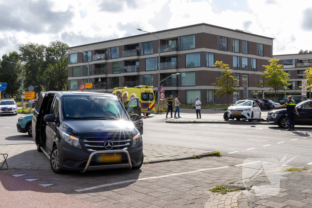 Gewonde en voertuigen zwaar beschadigd na aanrijding