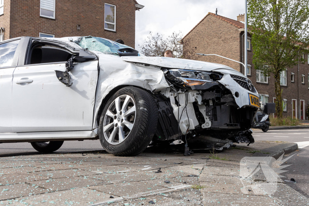 Gewonde en voertuigen zwaar beschadigd na aanrijding