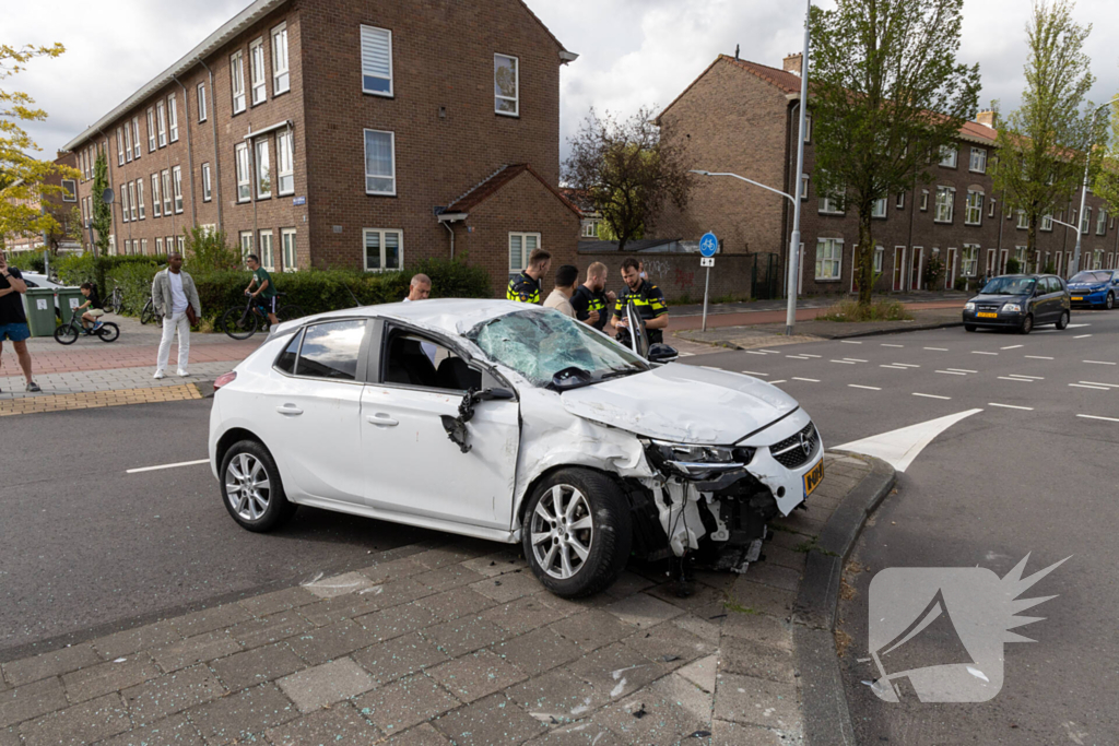 Gewonde en voertuigen zwaar beschadigd na aanrijding