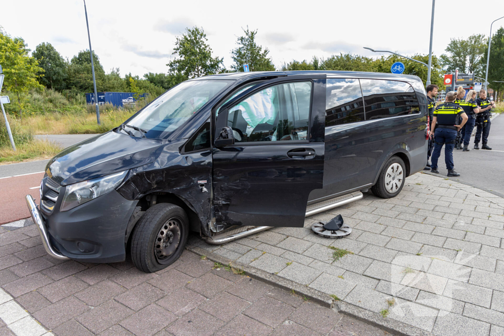 Gewonde en voertuigen zwaar beschadigd na aanrijding