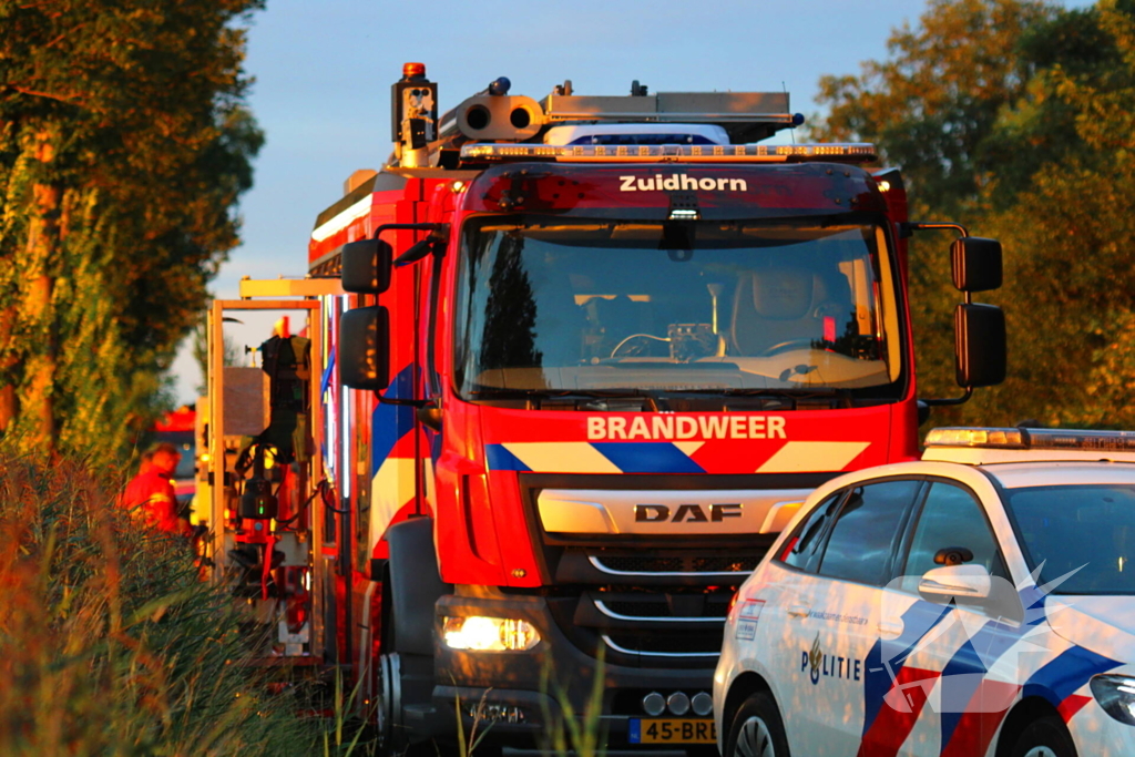 Traumateam ingezet voor auto die op zijkant belandt