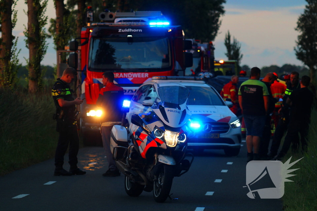 Traumateam ingezet voor auto die op zijkant belandt