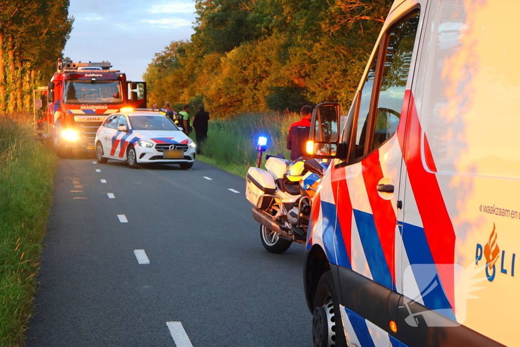 Traumateam ingezet voor auto die op zijkant belandt