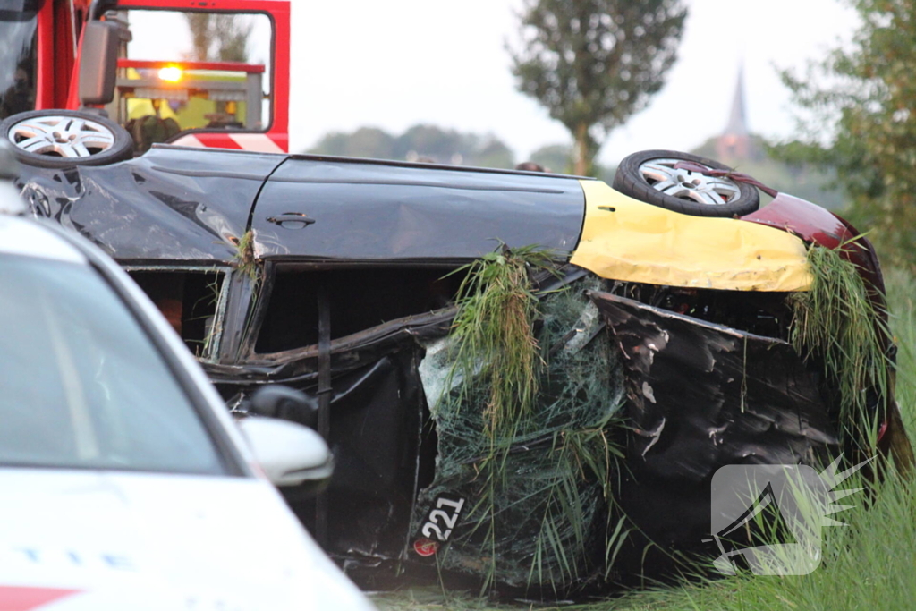 Traumateam ingezet voor auto die op zijkant belandt