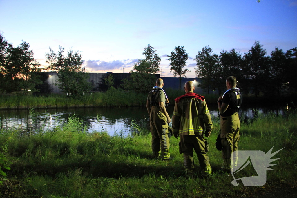 Brandweer redt ree uit zuid willemsvaart