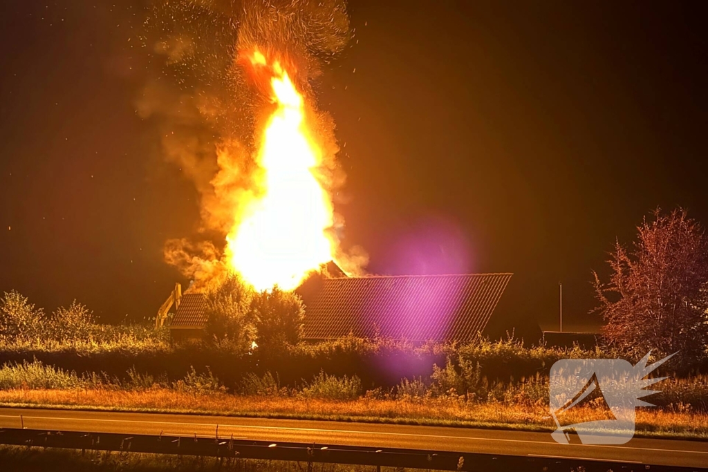 Grote brand in leegstaande boerderij