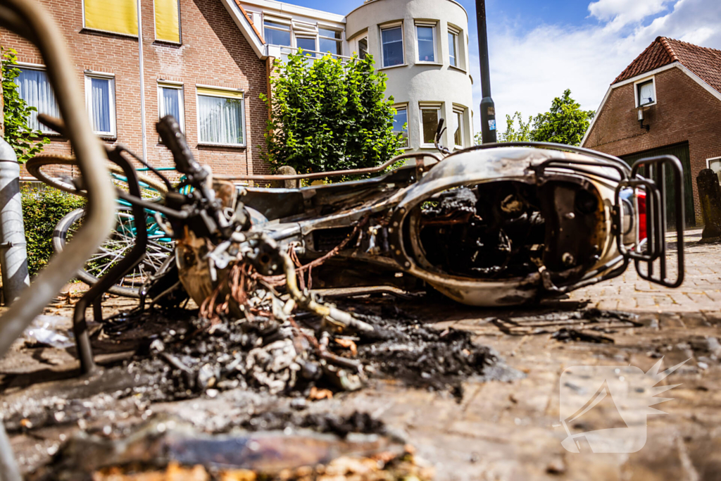 Scooter in brand bij Georgiuskerk