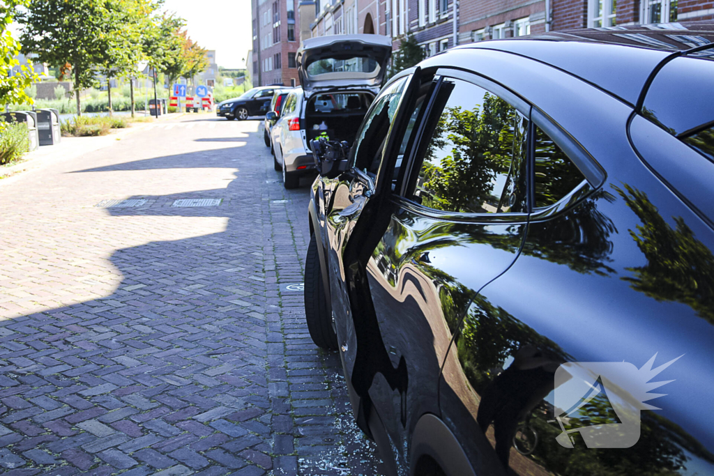 Vrachtwagenchauffeur beschadigd nieuwe geparkeerde auto