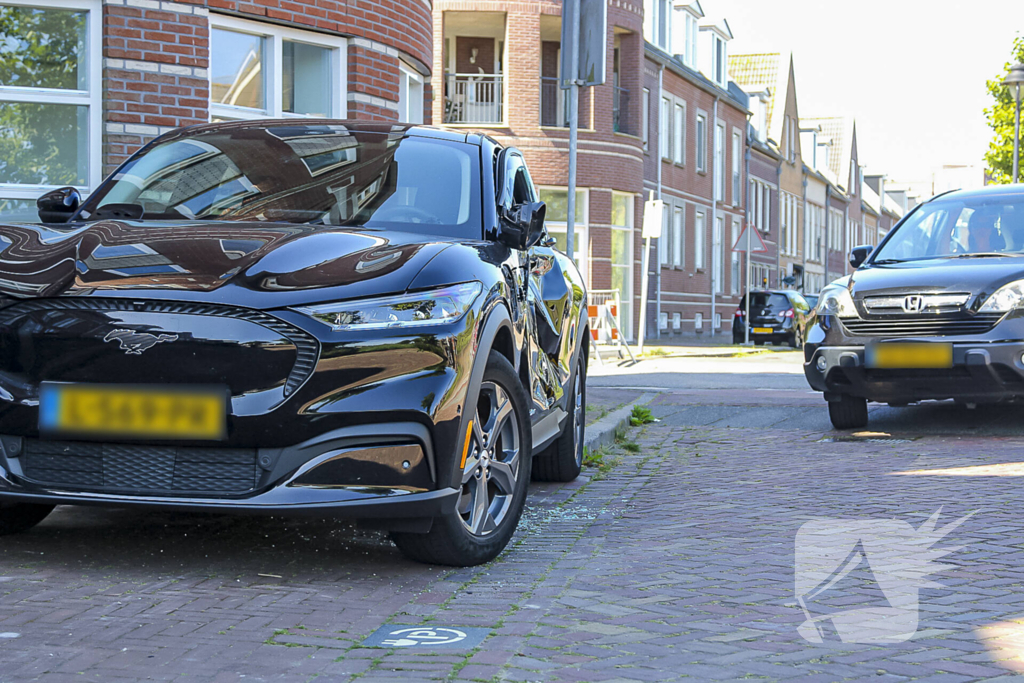 Vrachtwagenchauffeur beschadigd nieuwe geparkeerde auto