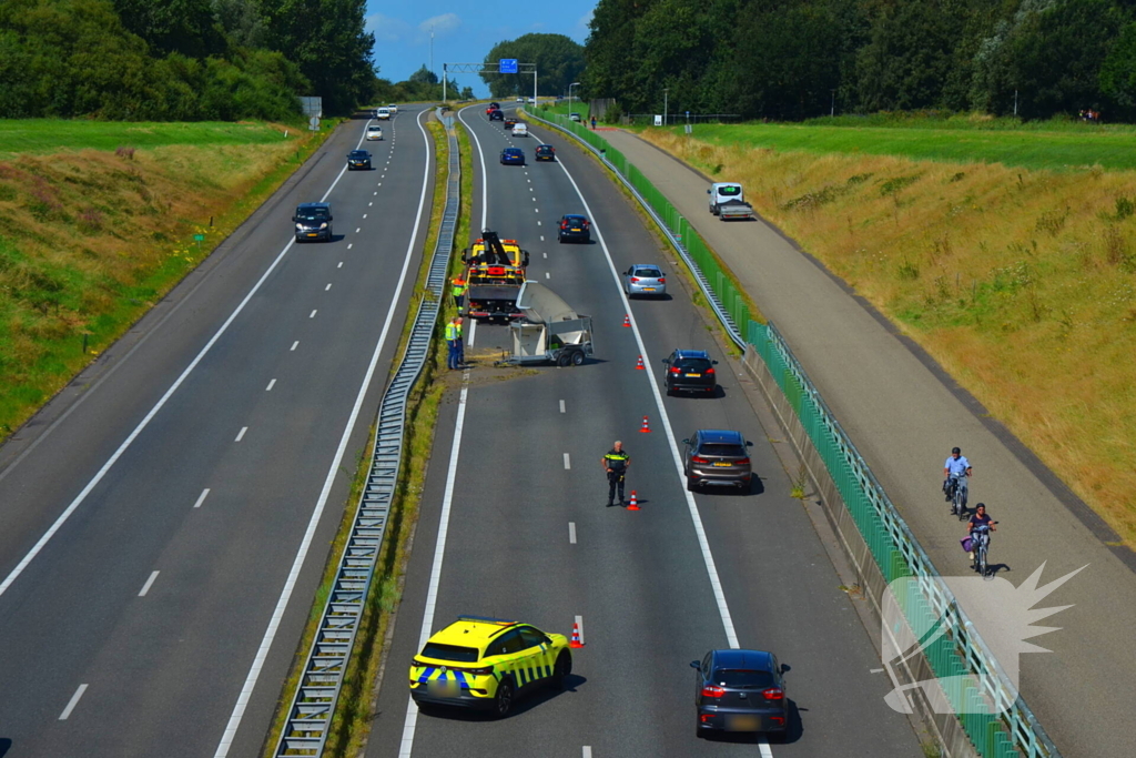 Verkeershinder na gekantelde paardentrailer