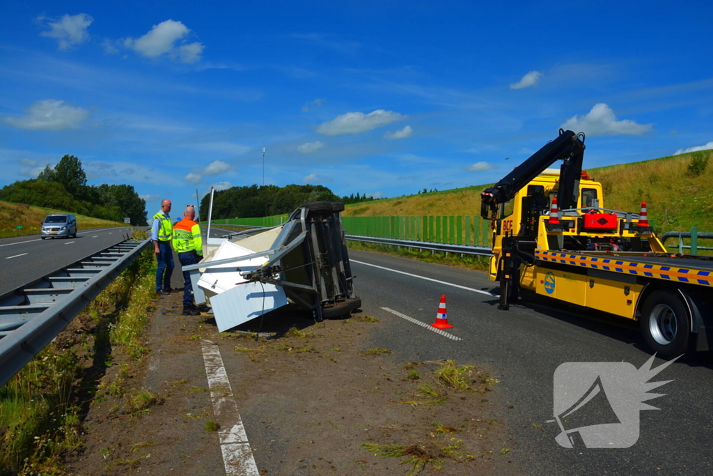 Verkeershinder na gekantelde paardentrailer