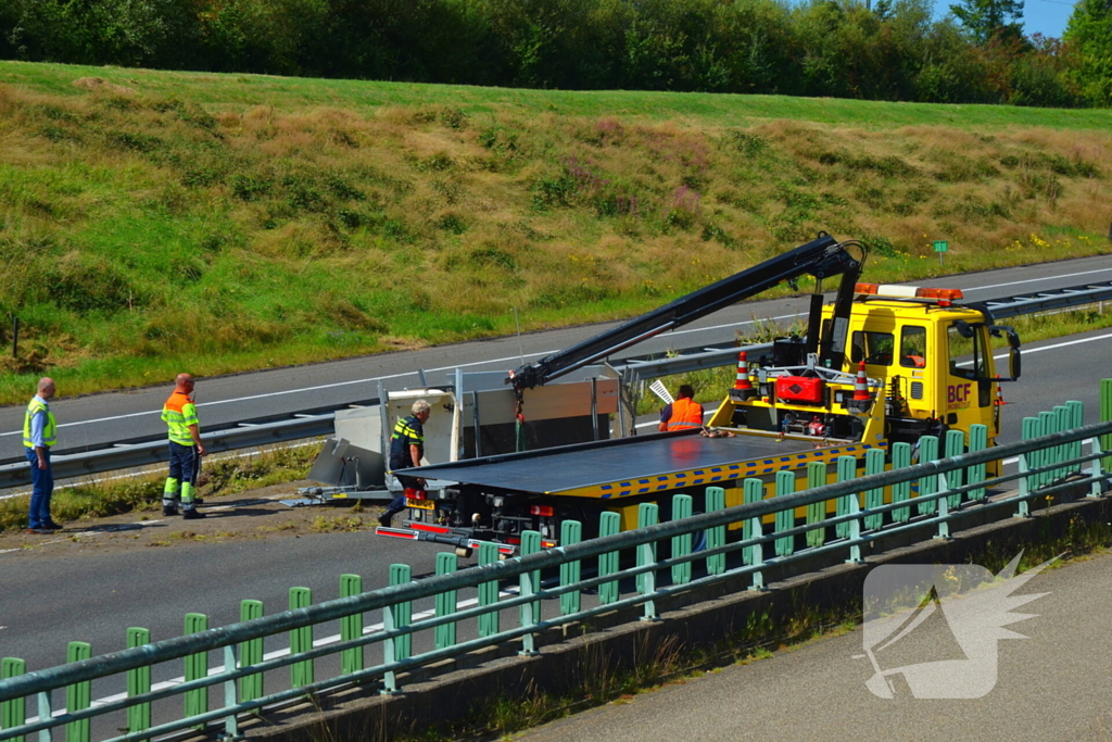 Verkeershinder na gekantelde paardentrailer