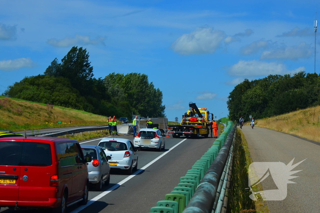 Verkeershinder na gekantelde paardentrailer