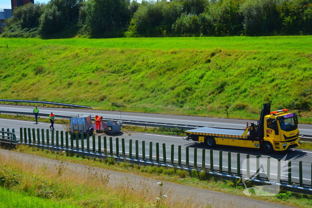 Verkeershinder na gekantelde paardentrailer