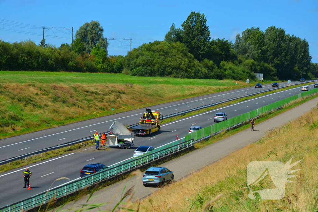 Verkeershinder na gekantelde paardentrailer