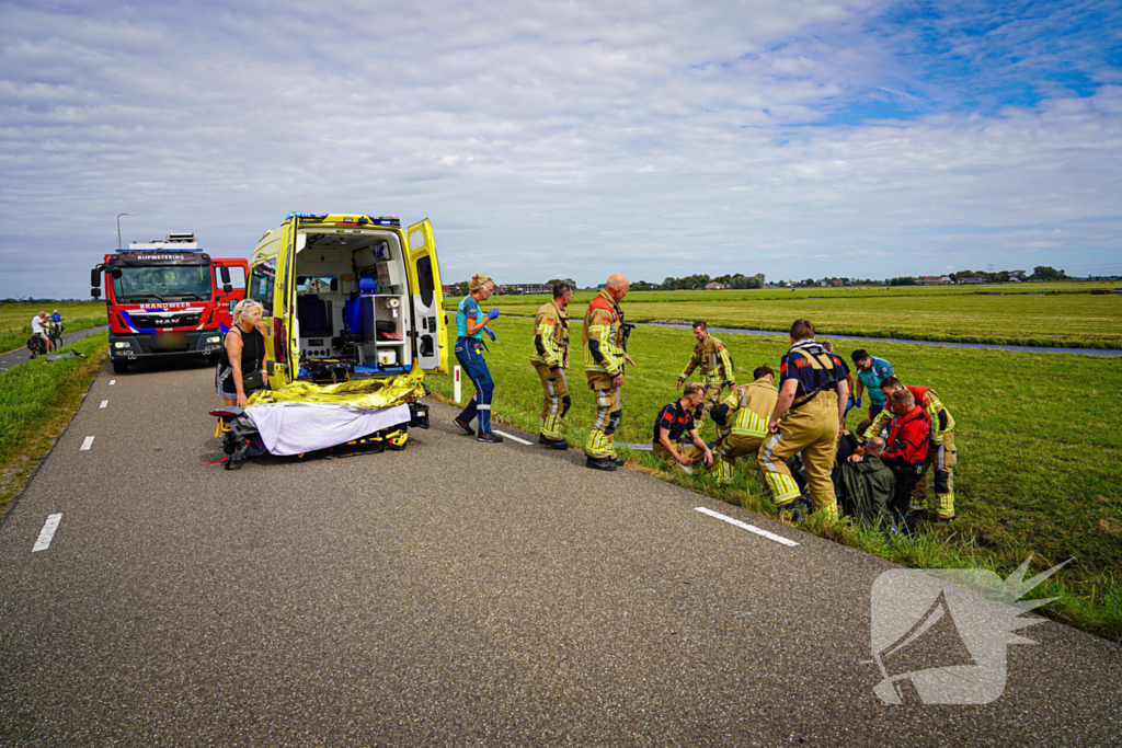 Hulpverleners halen gecrashte motorrijder uit sloot