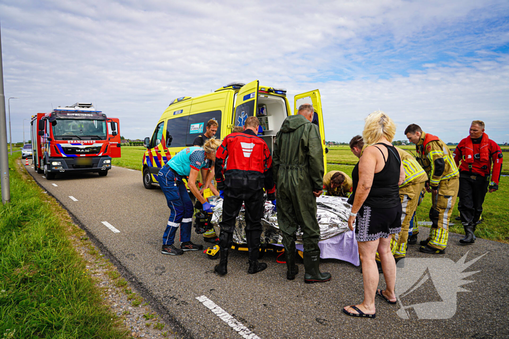 Hulpverleners halen gecrashte motorrijder uit sloot