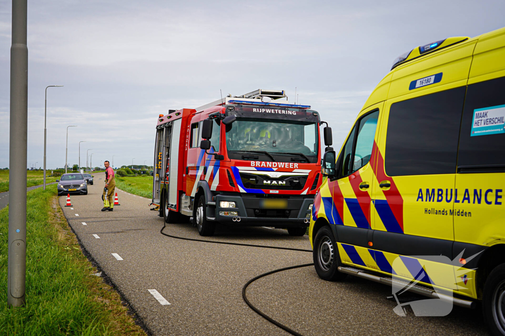 Hulpverleners halen gecrashte motorrijder uit sloot