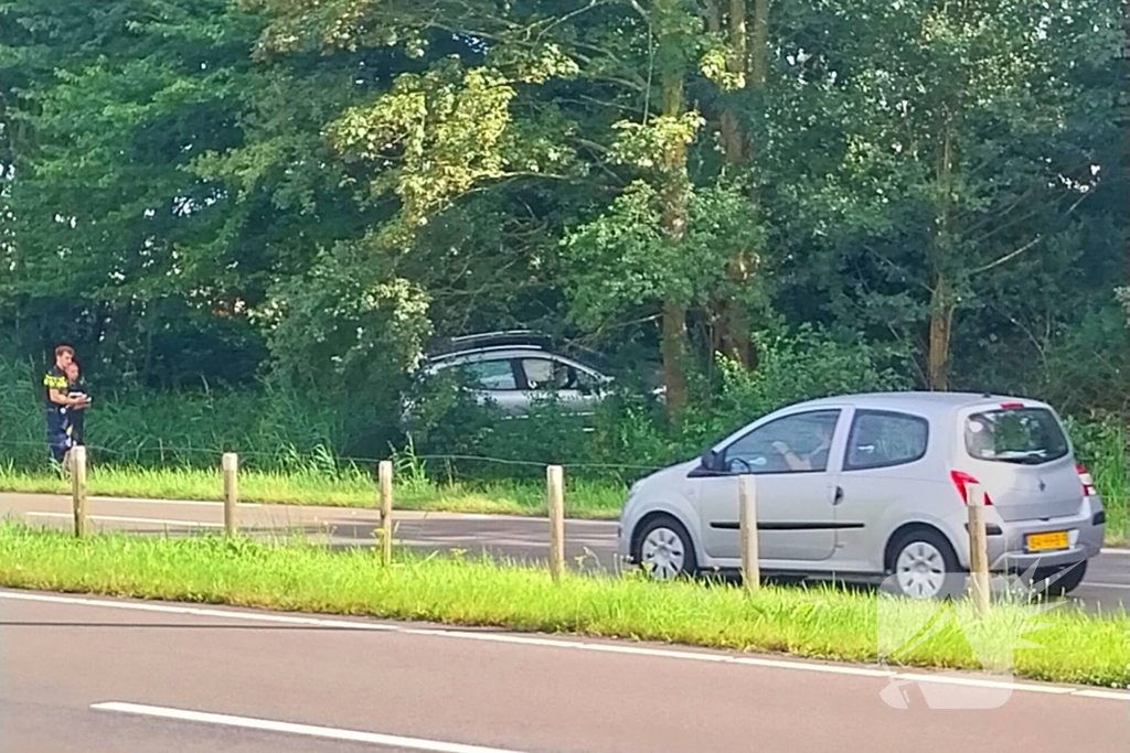 Automobilist belandt in berm