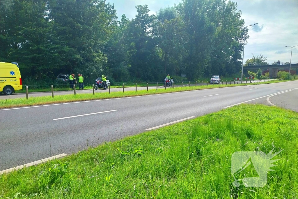 Automobilist belandt in berm