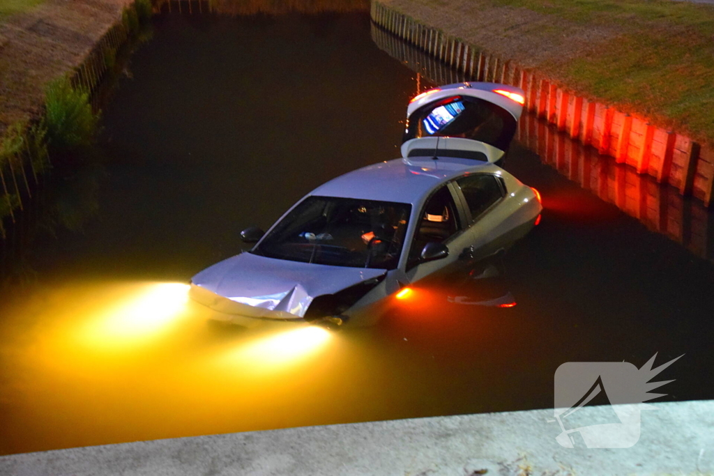 Automobilist belandt met auto in sloot