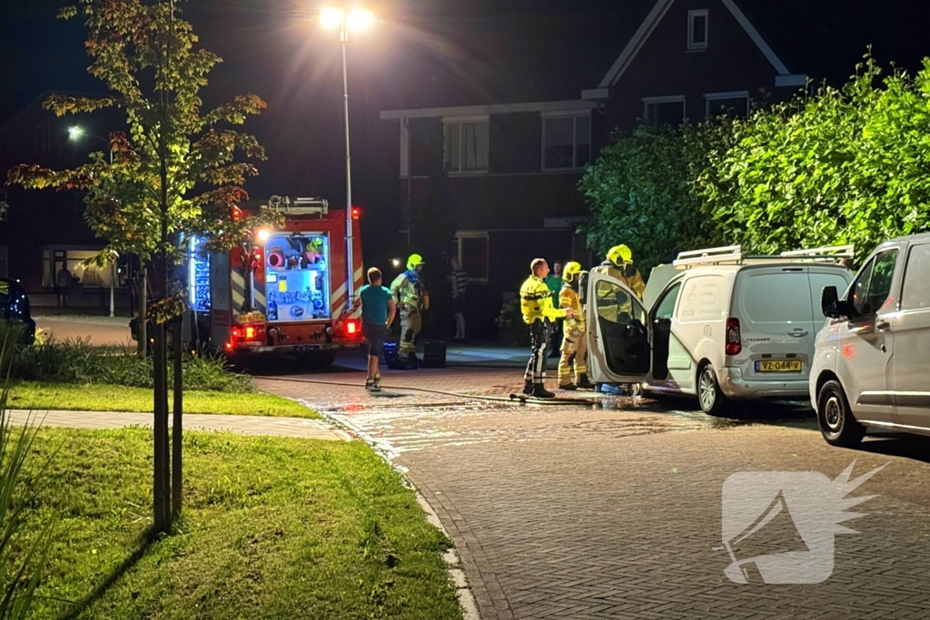 Straat vol rook door brand in bestelbus