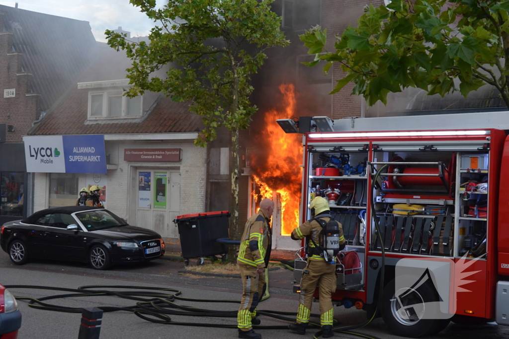 Grote uitslaande brand in pizzeria