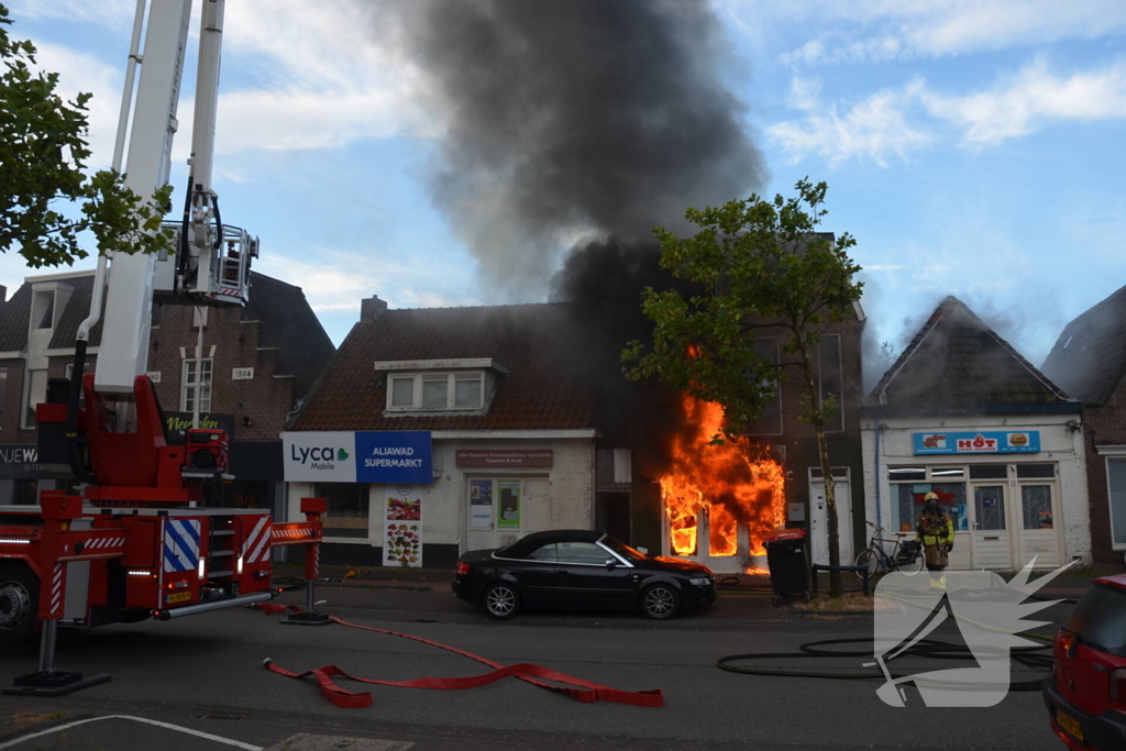 Grote uitslaande brand in pizzeria