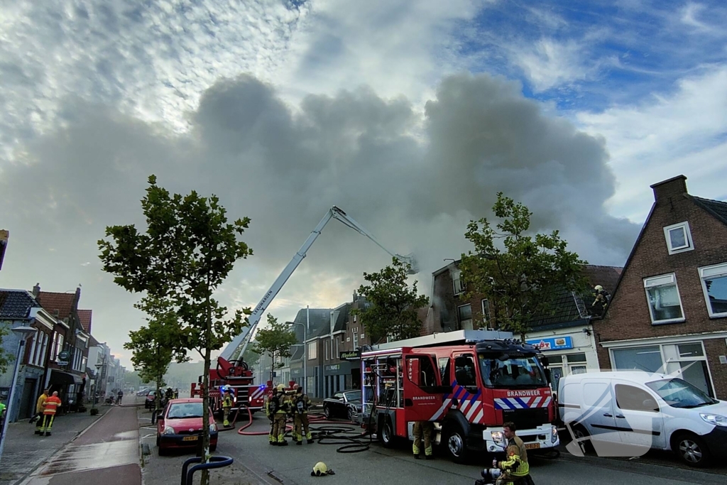 Grote uitslaande brand in pizzeria