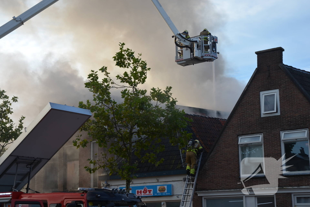 Grote uitslaande brand in pizzeria