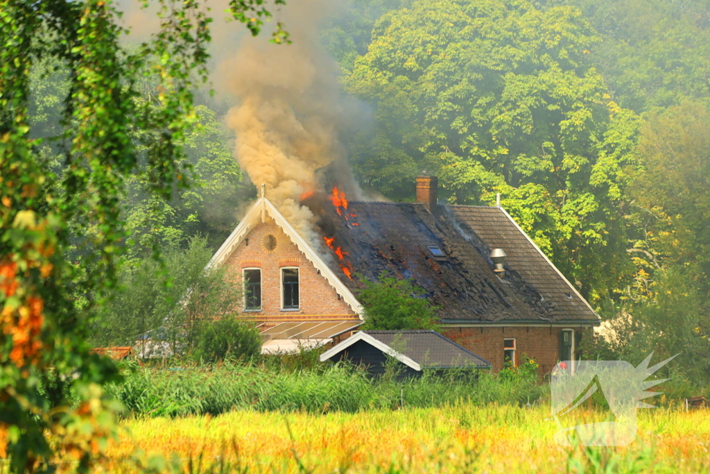 Veel rook bij uitslaande brand in buurtboerderij