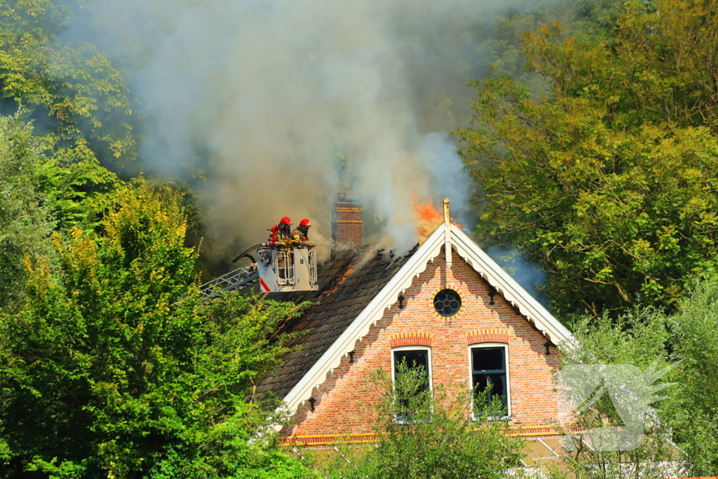 Veel rook bij uitslaande brand in buurtboerderij