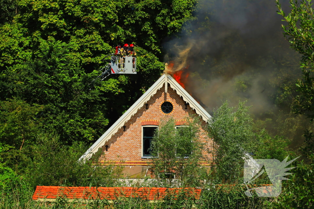 Veel rook bij uitslaande brand in buurtboerderij