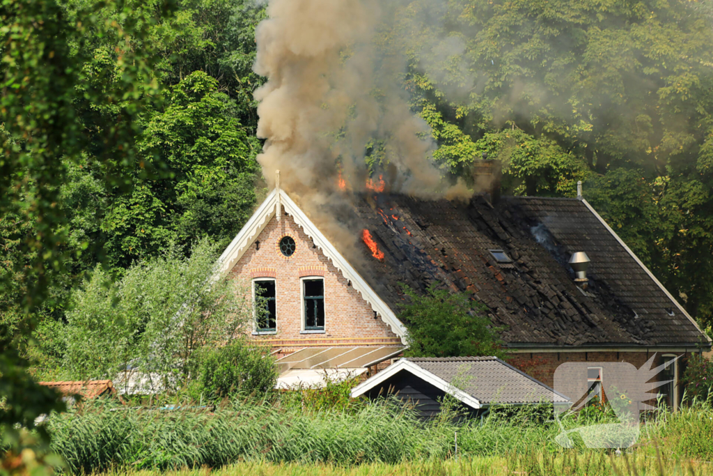 Veel rook bij uitslaande brand in buurtboerderij