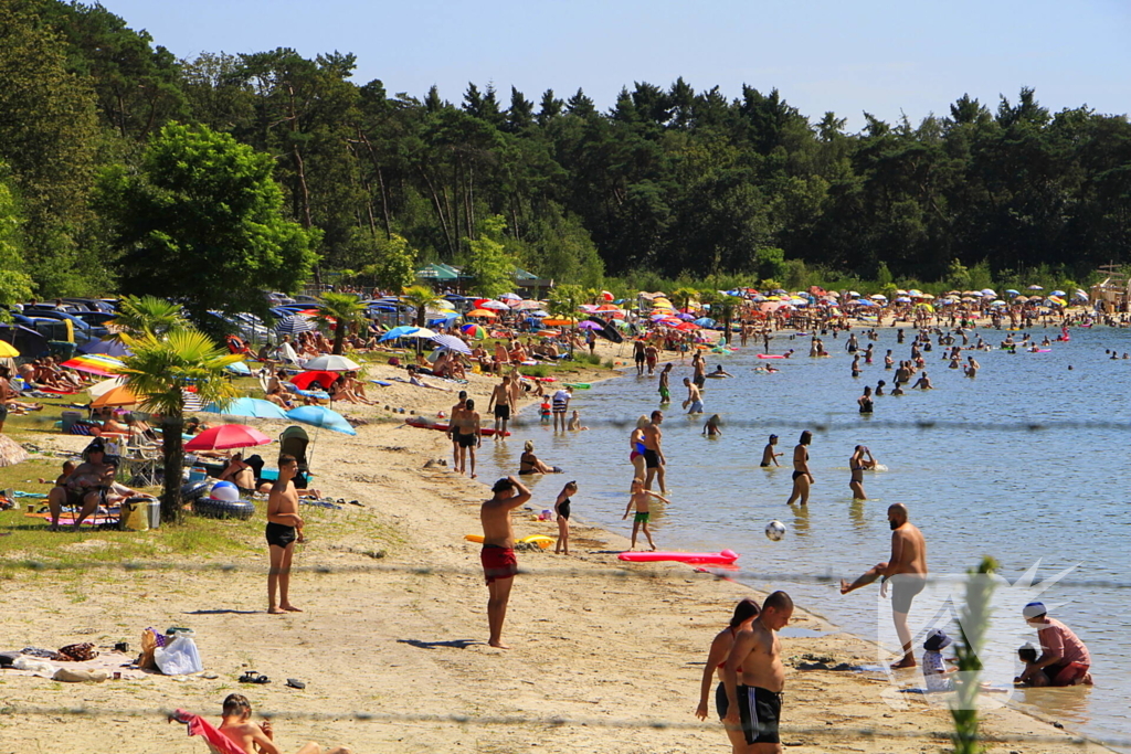 Wachtrijen door enorme drukte bij dagstrand