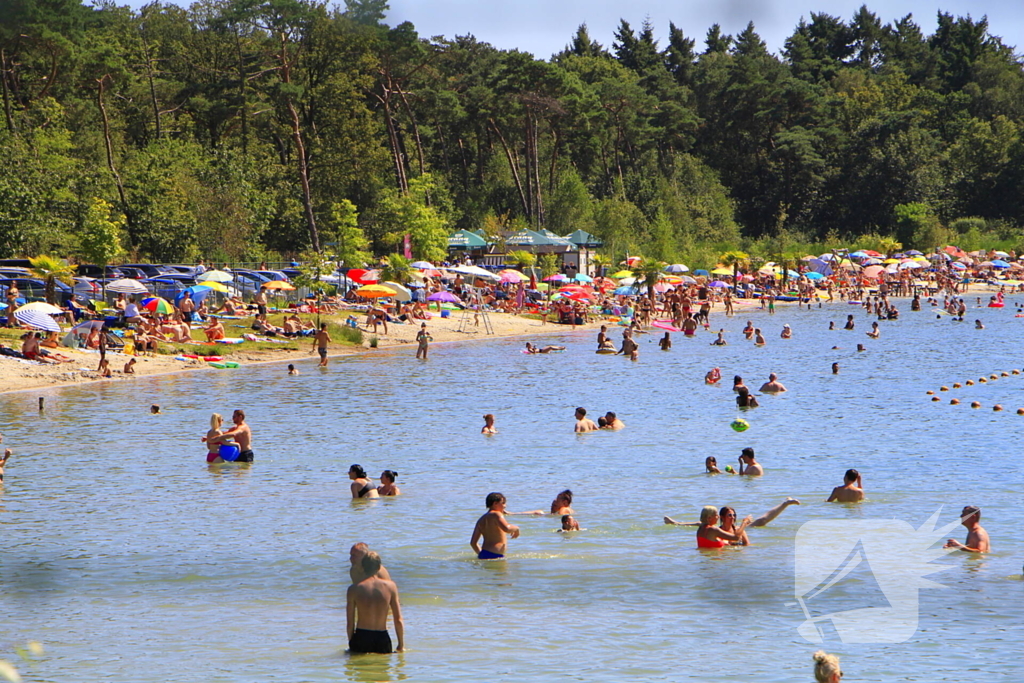 Wachtrijen door enorme drukte bij dagstrand